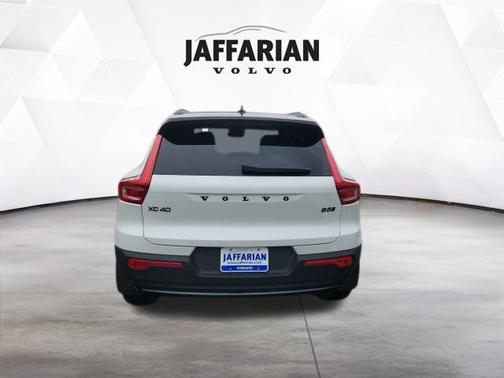 2026 Volvo XC40 B5 Ultra Black Edition