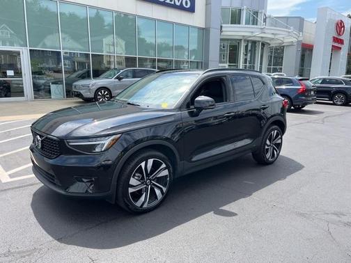 2025 Volvo XC40 B5 Plus Dark Theme