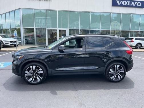 2025 Volvo XC40 B5 Plus Dark Theme