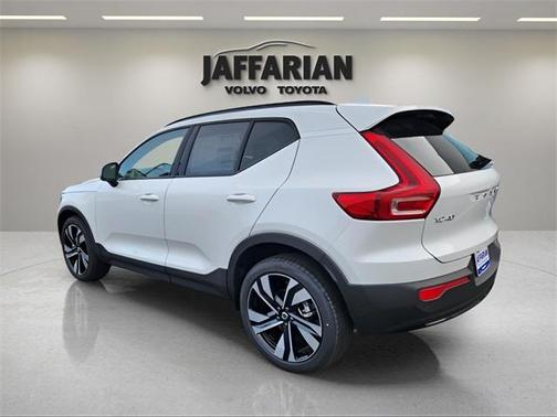 2025 Volvo XC40 B5 Plus Dark Theme