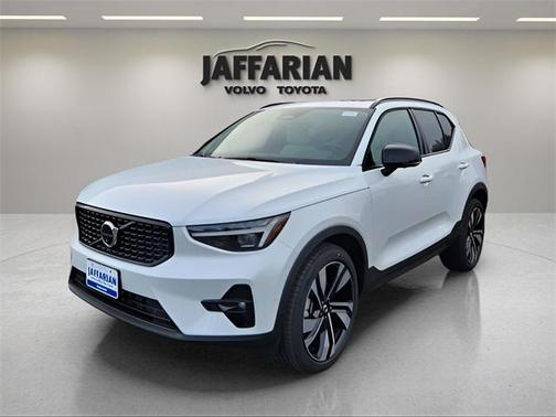 2025 Volvo XC40 B5 Plus Dark Theme