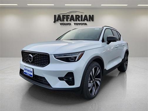 2025 Volvo XC40 B5 Plus Dark Theme