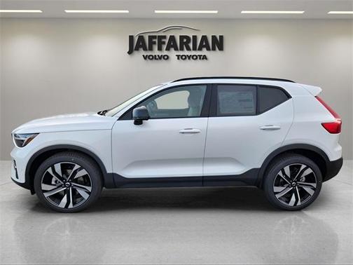 2025 Volvo XC40 B5 Plus Dark Theme