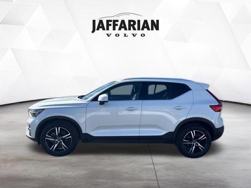 2025 Volvo XC40 B5 Core Bright Theme
