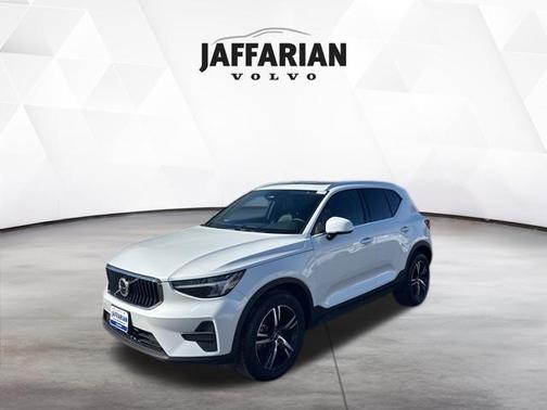 2025 Volvo XC40 B5 Core Bright Theme