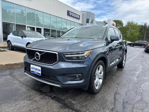 2022 Volvo XC40 T5 Momentum