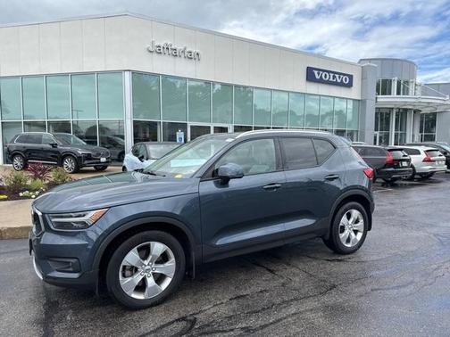 2022 Volvo XC40 T5 Momentum