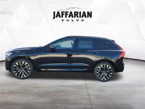 Onyx Black Metallic 2026 Volvo XC60 Plug-In Hybrid T8 Ultra