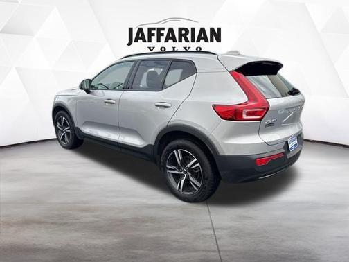 2023 Volvo XC40 B5 Plus Dark Theme