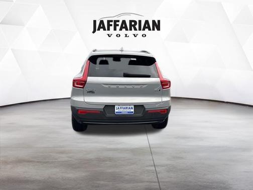 2023 Volvo XC40 B5 Plus Dark Theme