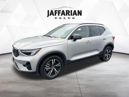 2023 Volvo XC40 B5 Plus Dark Theme