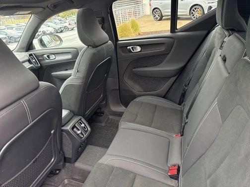 2023 Volvo XC40 B5 Plus Dark Theme