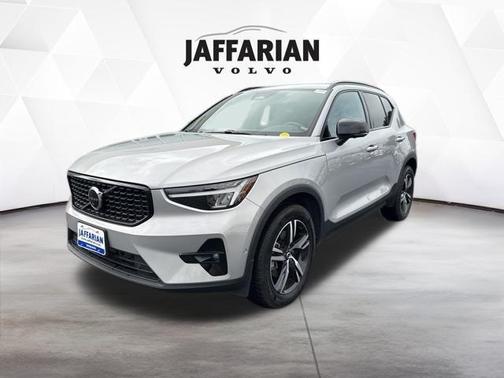 2023 Volvo XC40 B5 Plus Dark Theme