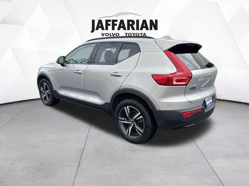 2023 Volvo XC40 B5 Plus Dark Theme