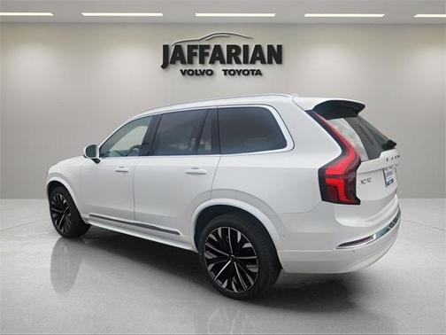 2025 Volvo XC90 B5 Plus