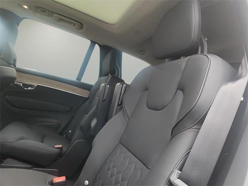 2025 Volvo XC90 B5 Plus