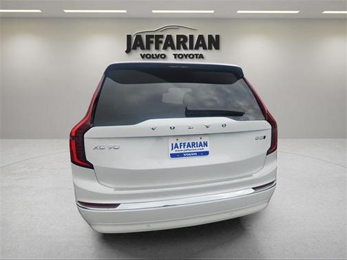 2025 Volvo XC90 B5 Plus