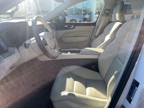 2023 Volvo XC60 Recharge Plug-In Hybrid T8 Plus Dark Theme