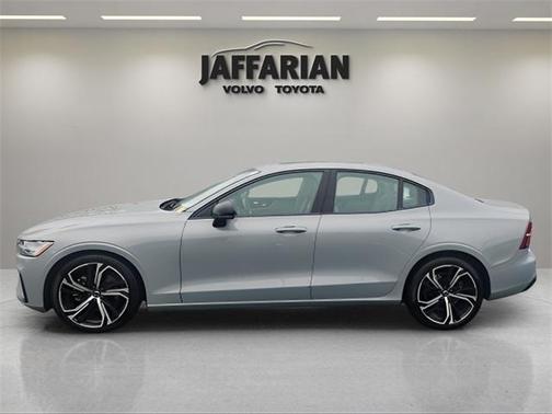 2024 Volvo S60 B5 Core Dark Theme