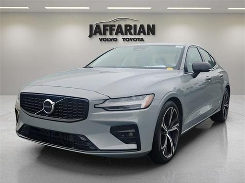 2024 Volvo S60 B5 Core Dark Theme