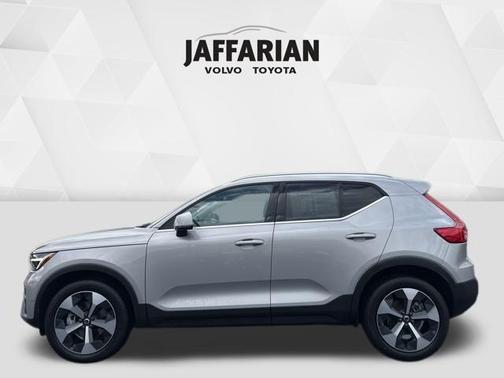 2024 Volvo XC40 B5 Plus Bright Theme