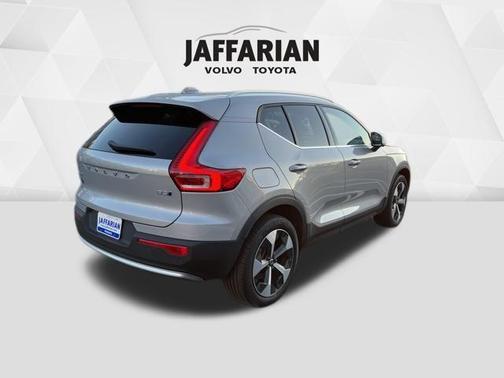 2024 Volvo XC40 B5 Plus Bright Theme