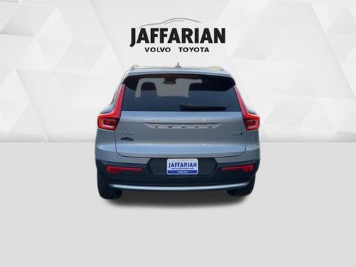 2024 Volvo XC40 B5 Plus Bright Theme