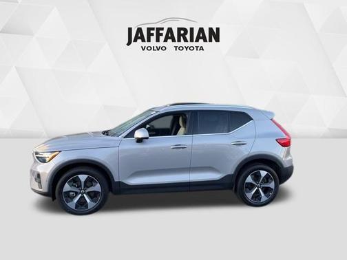 2024 Volvo XC40 B5 Plus Bright Theme