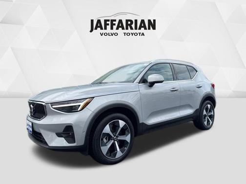 2024 Volvo XC40 B5 Plus Bright Theme