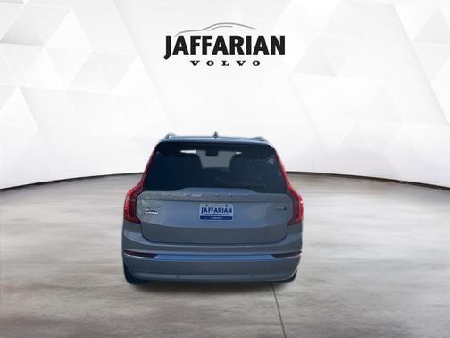 2025 Volvo XC90 B5 Plus