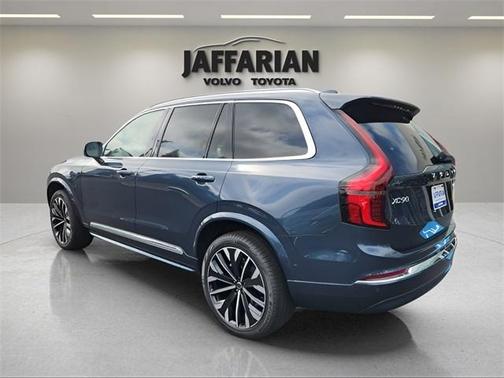 2025 Volvo XC90 B5 Plus