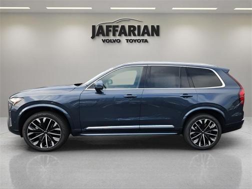 2025 Volvo XC90 B5 Plus