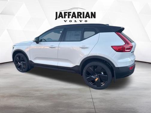 Crystal White 2026 Volvo XC40 B5 Ultra Black Edition