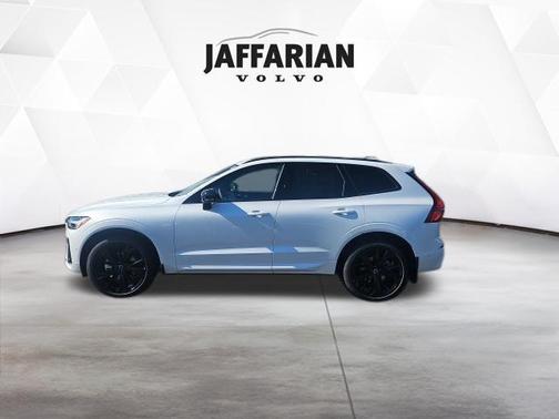 Crystal White 2026 Volvo XC60 B5 Ultra Black Edition
