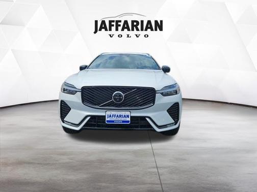 Crystal White Metallic 2026 Volvo XC60 B5 Plus