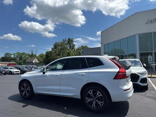 2022 Volvo XC60 B5 Momentum