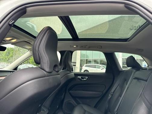 2022 Volvo XC60 B5 Momentum
