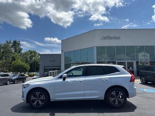 2022 Volvo XC60 B5 Momentum