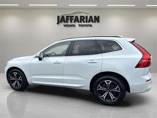 2022 Volvo XC60 B5 Momentum