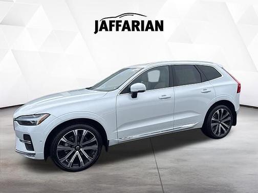 2023 Volvo XC60 B5 Ultimate Bright Theme