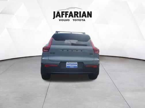 2026 Volvo XC40 B5 Ultra Black Edition