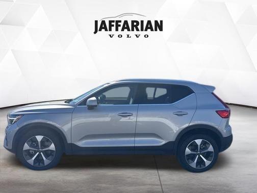 2025 Volvo XC40 B5 Plus Bright Theme