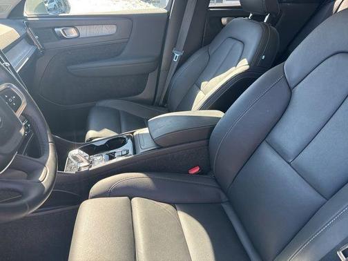 2025 Volvo XC40 B5 Plus Bright Theme