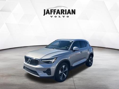 2025 Volvo XC40 B5 Plus Bright Theme