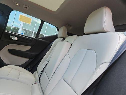 Forest Lake 2026 Volvo XC40 Plus, B5 AWD Gas (mild hybrid), Dark