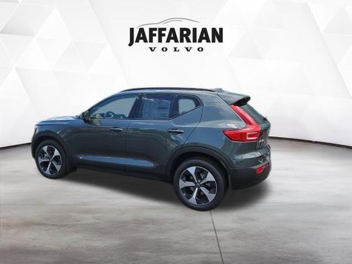 Forest Lake 2026 Volvo XC40 Plus, B5 AWD Gas (mild hybrid), Dark