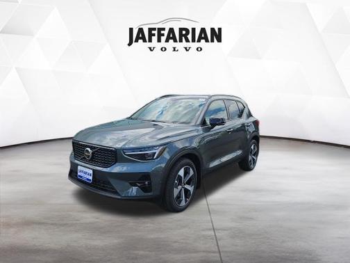 Forest Lake 2026 Volvo XC40 Plus, B5 AWD Gas (mild hybrid), Dark
