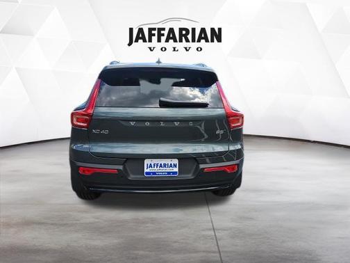 Forest Lake 2026 Volvo XC40 Plus, B5 AWD Gas (mild hybrid), Dark