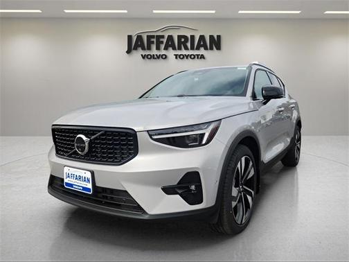 2025 Volvo XC40 B5 Ultra Dark Theme