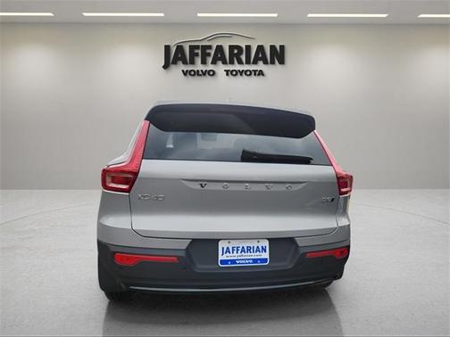 2025 Volvo XC40 B5 Ultra Dark Theme